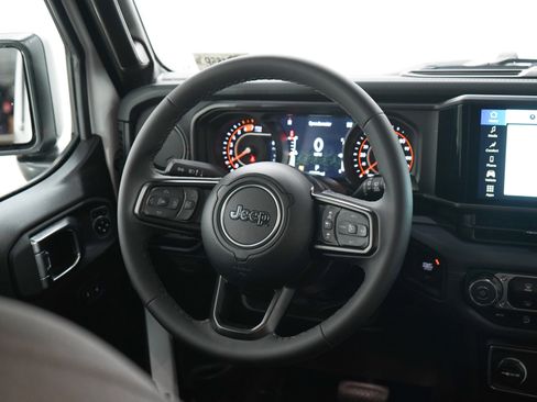 Used 2026 Jeep Wrangler Unlimited Rubicon AWD/4WD image 15