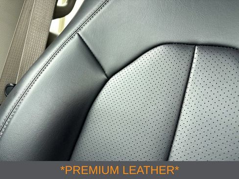 Used 2023 Chrysler Pacifica Touring-L FWD image 6