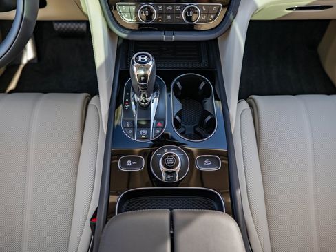 Used 2025 Bentley Bentayga Atelier image 24