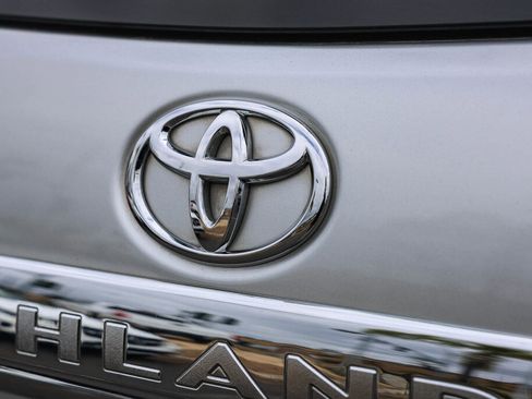 Used 2011 Toyota Highlander 2WD image 24