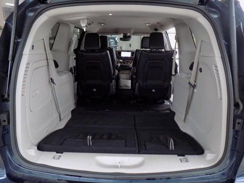 Used 2023 Chrysler Pacifica Touring-L FWD image 34