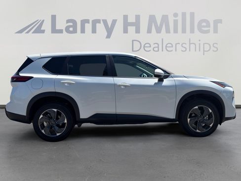 Used 2024 Nissan Rogue SV AWD/4WD image 6