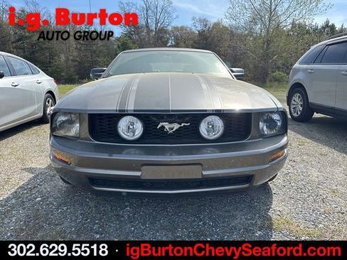 Used 2005 Ford Mustang Convertible image 2