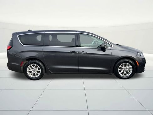 Used 2023 Chrysler Pacifica Touring-L image 6