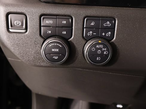 Used 2023 Chevrolet Silverado 1500 ZR2 w/ Technology Package AWD/4WD image 9