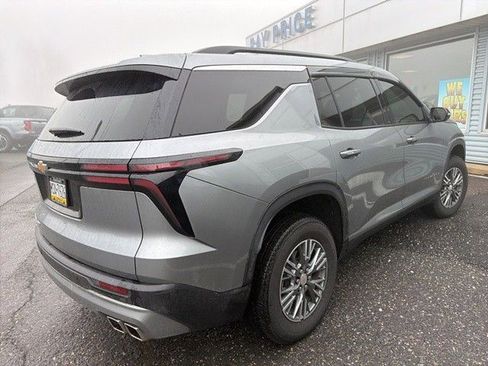 Used 2025 Chevrolet Traverse LT image 5