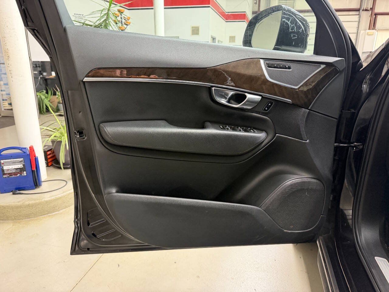 Used 2018 Volvo XC90 T6 Momentum w/ Convenience Package AWD/4WD image 10