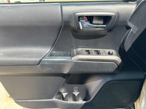 Used 2017 Toyota Tacoma TRD Off-Road w/ Premium & Technology Package AWD/4WD image 15