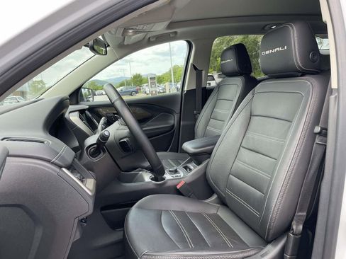 Used 2023 GMC Terrain Denali w/ Denali Premium Package AWD/4WD image 9