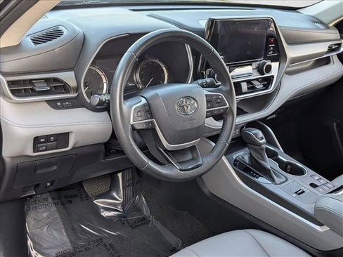 Used 2023 Toyota Highlander XLE image 10
