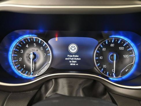 Used 2023 Chrysler Pacifica Touring-L FWD image 4