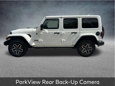 Used 2025 Jeep Wrangler Unlimited Sahara AWD/4WD image 5