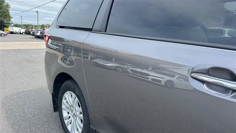 Used 2017 Toyota Sienna XLE w/ XLE Navigation Package FWD image 25