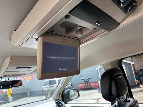 Used 2015 Chrysler Town & Country Touring FWD image 15