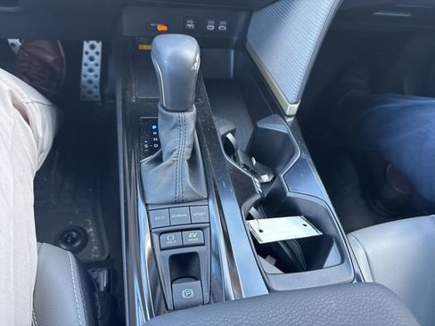 Used 2025 Toyota Camry SE w/ Convenience Package image 15