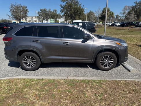 Used 2017 Toyota Highlander XLE image 4