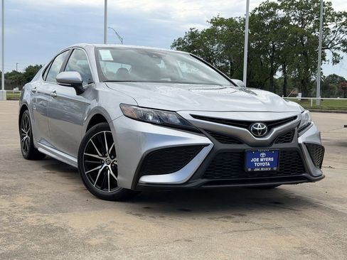 Used 2024 Toyota Camry SE FWD image 2