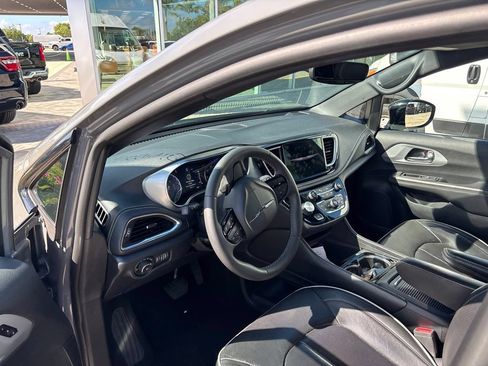 Used 2025 Chrysler Pacifica Limited FWD image 5