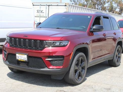 Used 2023 Jeep Grand Cherokee Altitude AWD/4WD image 6