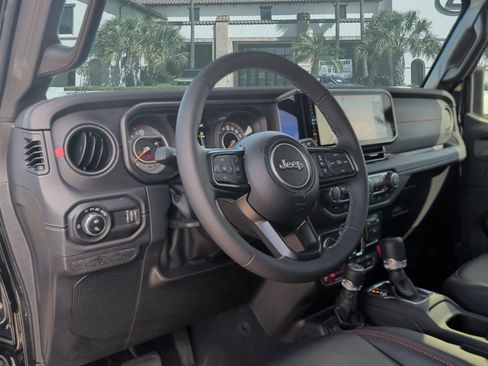 Used 2025 Jeep Gladiator Rubicon AWD/4WD image 12