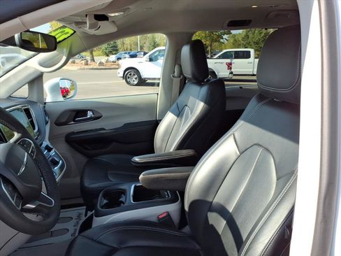 Used 2022 Chrysler Pacifica Touring-L image 11