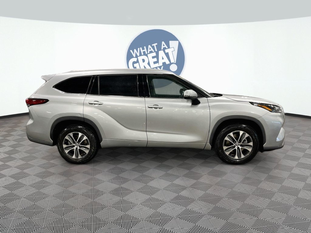 Used 2022 Toyota Highlander XLE FWD image 4