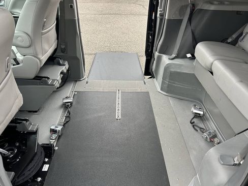 Used 2017 Toyota Sienna XLE FWD image 27