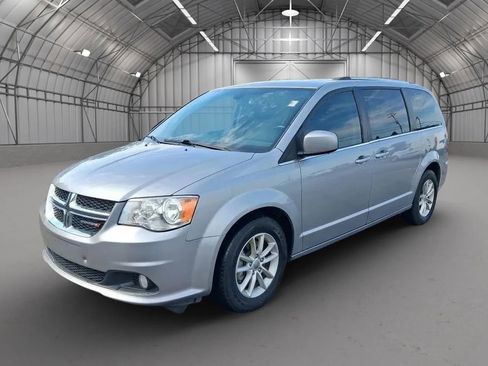 Used 2019 Dodge Grand Caravan SXT FWD image 3