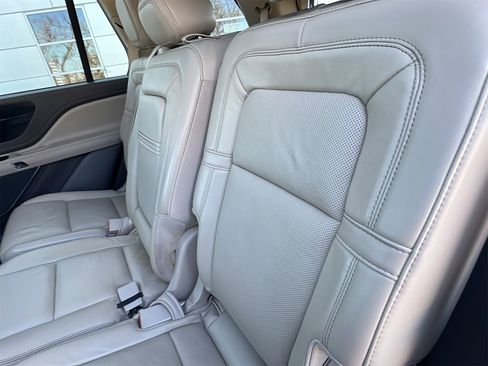 Used 2020 Lincoln Aviator Reserve w/ Equipment Group 201A image 16