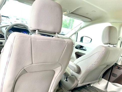 Used 2020 Chrysler Voyager L FWD image 14