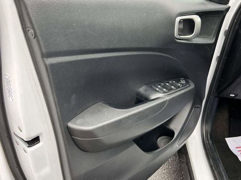 Used 2023 Hyundai Venue SE image 16