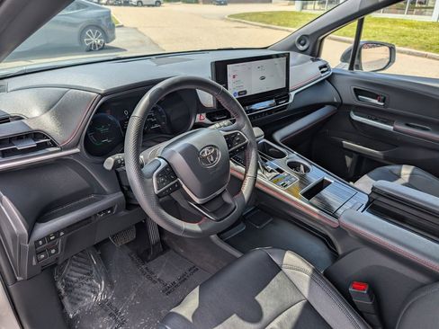 Used 2025 Toyota Sienna XSE w/ XSE Plus Package AWD/4WD image 18