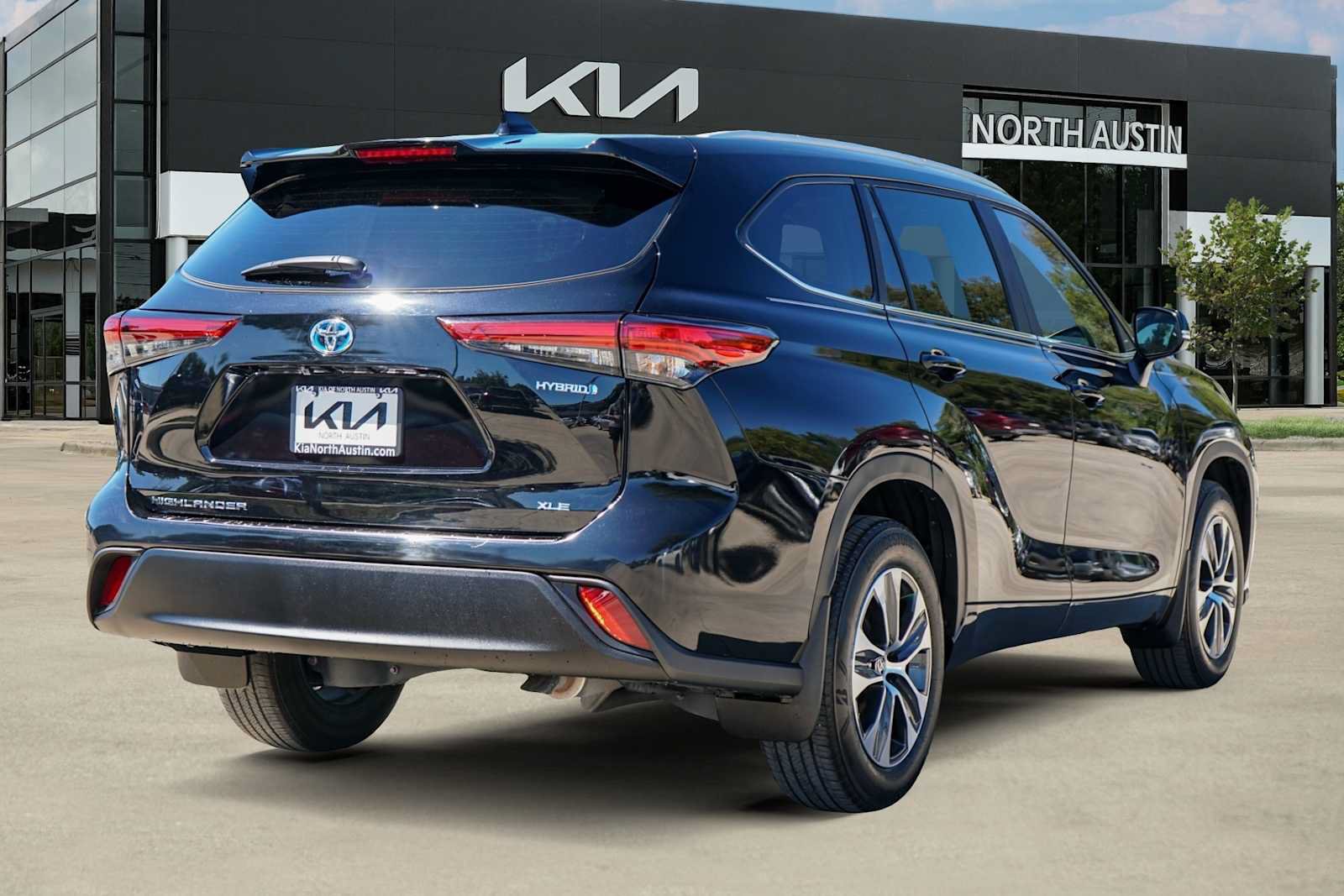 Used 2023 Toyota Highlander XLE FWD image 3