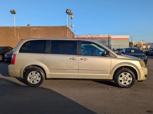 Used 2010 Dodge Grand Caravan SE image 3