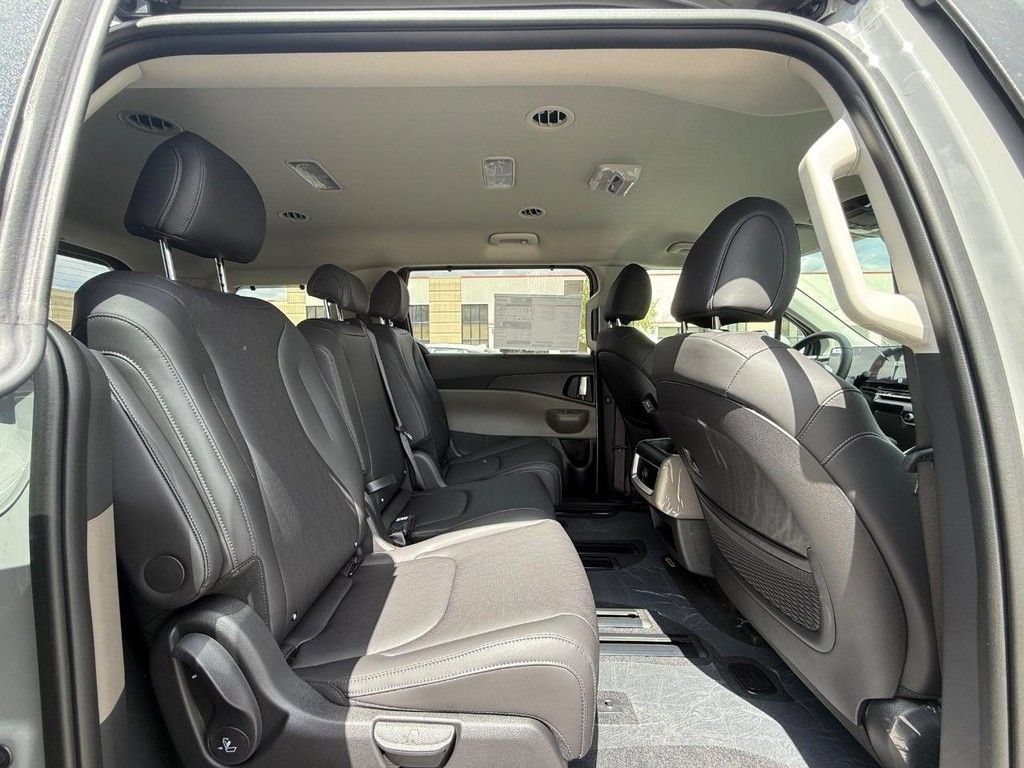 New 2026 Kia Carnival EX FWD image 13