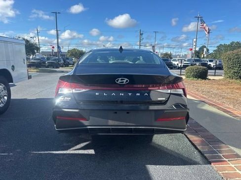 Used 2025 Hyundai Elantra Hybrid FWD image 8
