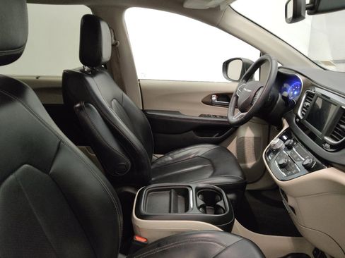 Used 2020 Chrysler Voyager Lxi FWD image 21