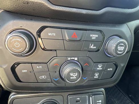 Used 2023 Jeep Renegade Altitude w/ Sun/Sound Group AWD/4WD image 15