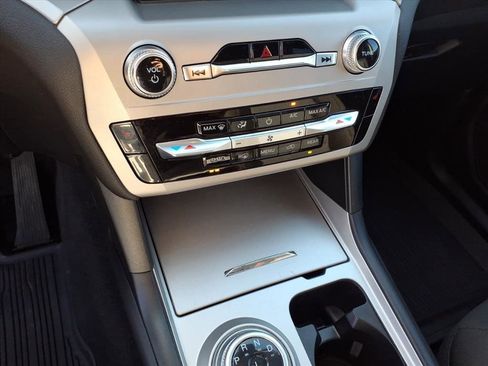 Used 2023 Ford Explorer XLT AWD/4WD image 32