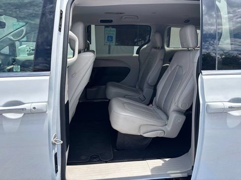 Used 2019 Chrysler Pacifica Touring-L Plus w/ Tire & Wheel Group FWD image 25
