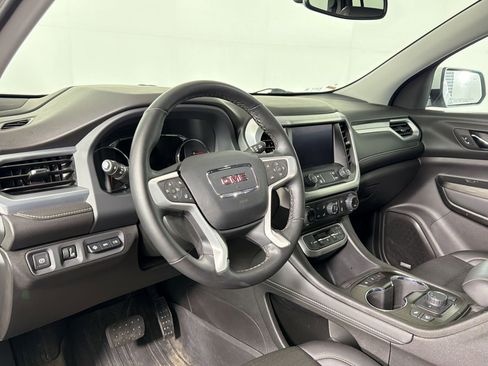 Used 2023 GMC Acadia SLT w/ Technology Package FWD image 4