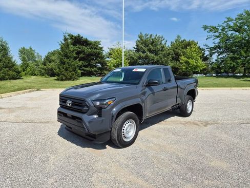 Used 2025 Toyota Tacoma SR AWD/4WD image 1