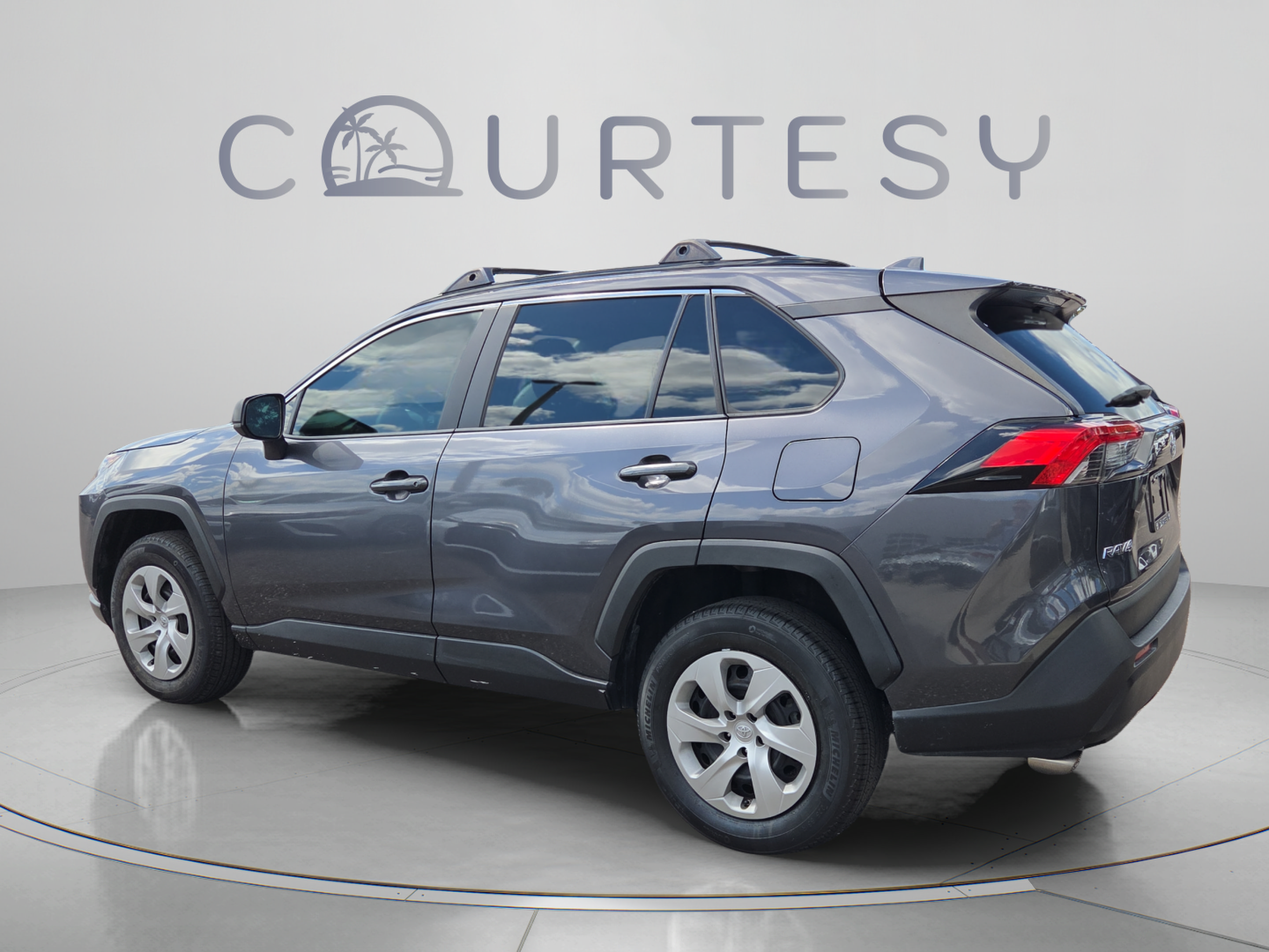 Used 2019 Toyota RAV4 LE FWD image 3