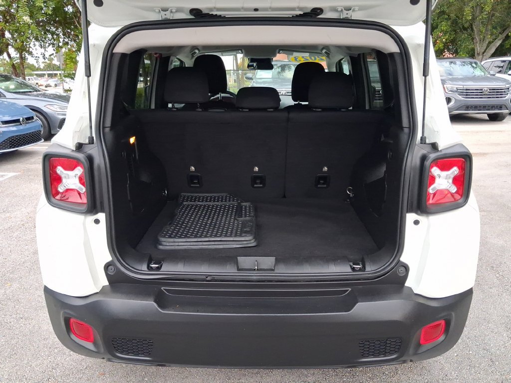 Used 2023 Jeep Renegade Latitude AWD/4WD image 12