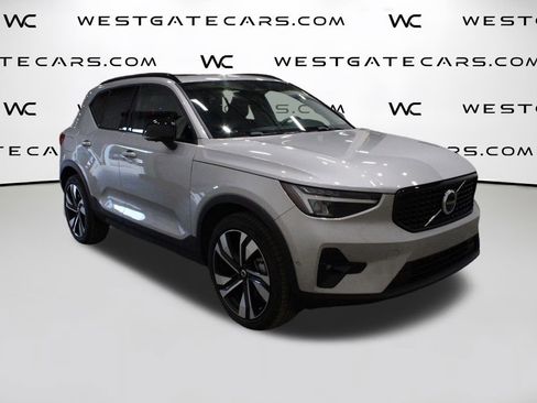 Used 2025 Volvo XC40 B5 Plus image 2
