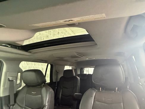 Used 2016 Cadillac Escalade Luxury AWD/4WD image 2