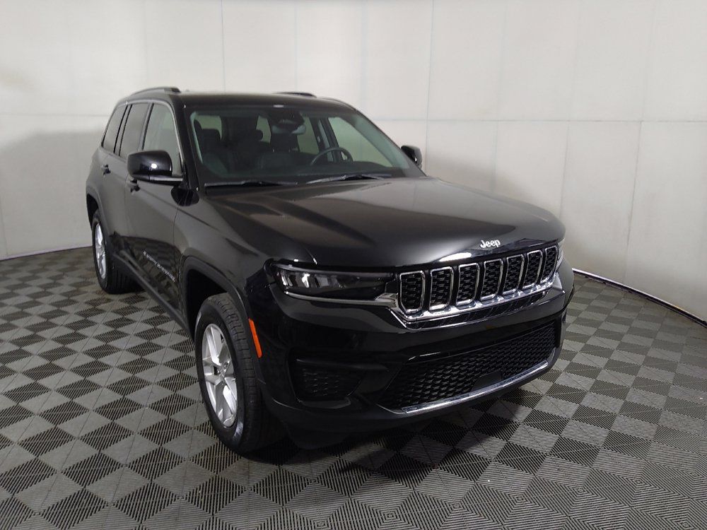 Used 2023 Jeep Grand Cherokee Laredo w/ Luxury Tech Group I AWD/4WD image 14