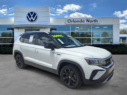 Used 2023 Volkswagen Taos SE w/ Panoramic Sunroof Package FWD image 1