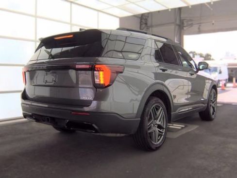 Used 2025 Ford Explorer ST-Line w/ ST-Line Street Pack AWD/4WD image 4