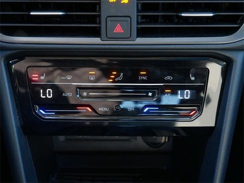 Certified 2025 Volkswagen Taos SE image 33